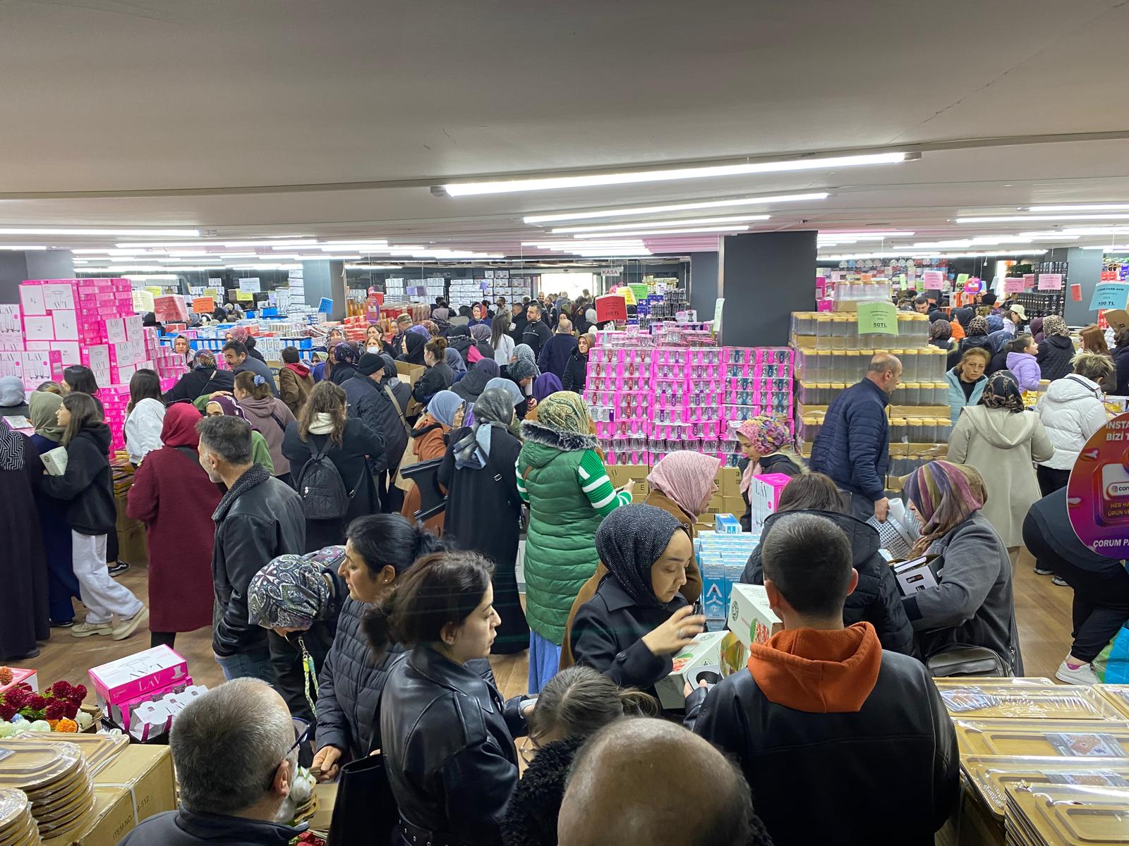 ÇORUM PARK AVM AÇILDI, VATANDAŞLAR MAĞAZAYA AKIN ETTİ